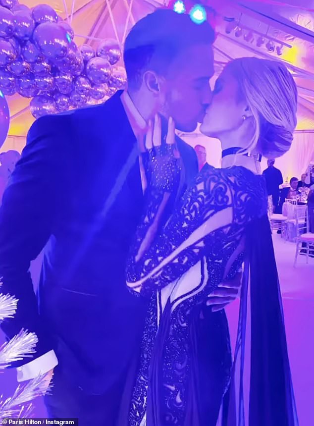 "co dao" paris hilton trai long xuc dong ve ban trai moi kem tuoi hinh 2