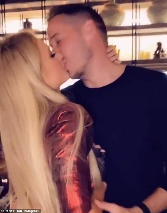 "co dao" paris hilton trai long xuc dong ve ban trai moi kem tuoi hinh 1