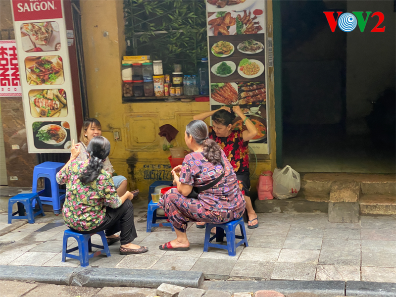 nhieu hang quan via he ha noi hoat dong bat chap lenh cam hinh 7