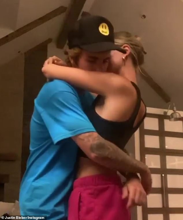 justin bieber va vo xinh dep "khoa moi" ngot ngao, tro tai khieu vu tai nha hinh 1