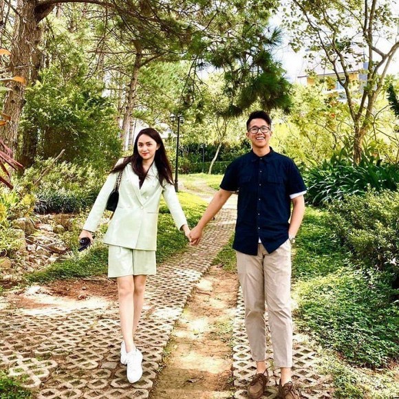 chuyen showbiz: phanh lee bi che beo khi mac ao tam khoe dang ben be boi hinh 4