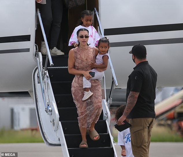 vo chong kim kardashian vui ve di du lich sau on ao truc trac tinh cam hinh 1