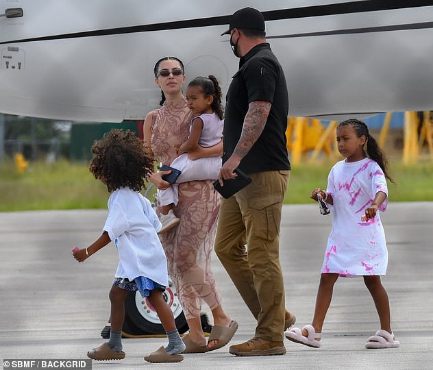 vo chong kim kardashian vui ve di du lich sau on ao truc trac tinh cam hinh 2