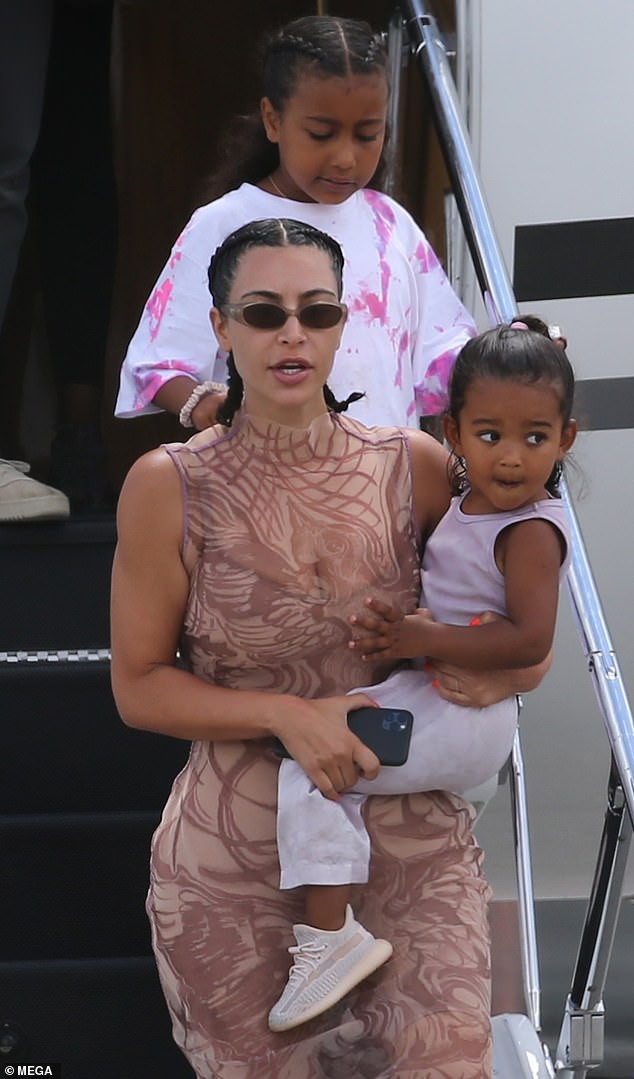 vo chong kim kardashian vui ve di du lich sau on ao truc trac tinh cam hinh 3