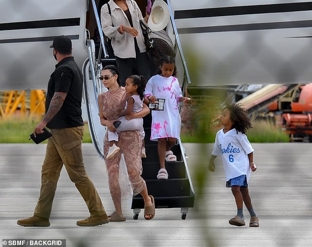 vo chong kim kardashian vui ve di du lich sau on ao truc trac tinh cam hinh 4