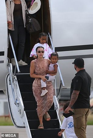 vo chong kim kardashian vui ve di du lich sau on ao truc trac tinh cam hinh 5
