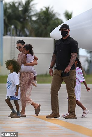 vo chong kim kardashian vui ve di du lich sau on ao truc trac tinh cam hinh 6