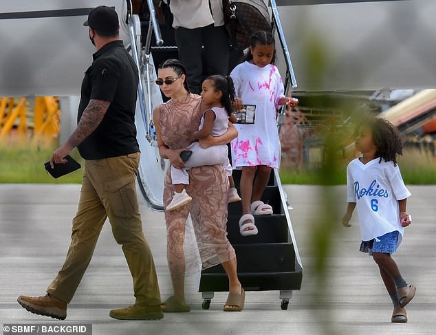 vo chong kim kardashian vui ve di du lich sau on ao truc trac tinh cam hinh 8