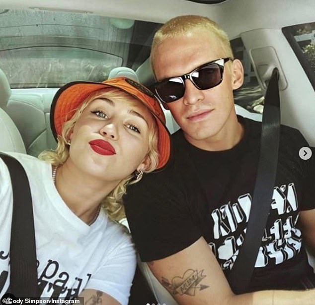 miley cyrus chia tay tinh tre sau 10 thang cong khai hen ho hinh 1