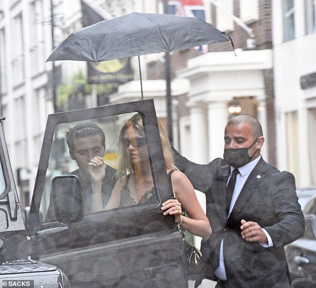 con trai david beckham va hon the di mua sam sau on ao da bi mat ket hon hinh 8
