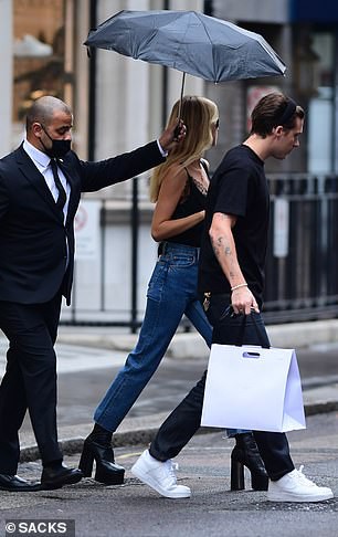 con trai david beckham va hon the di mua sam sau on ao da bi mat ket hon hinh 6