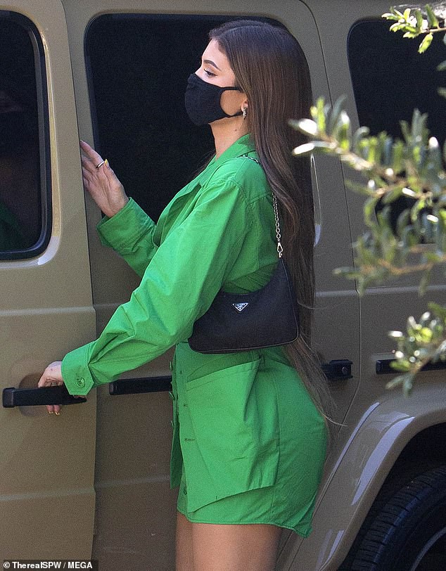 kylie jenner thu hut moi anh nhin khi di sinh nhat cung em gai hinh 2