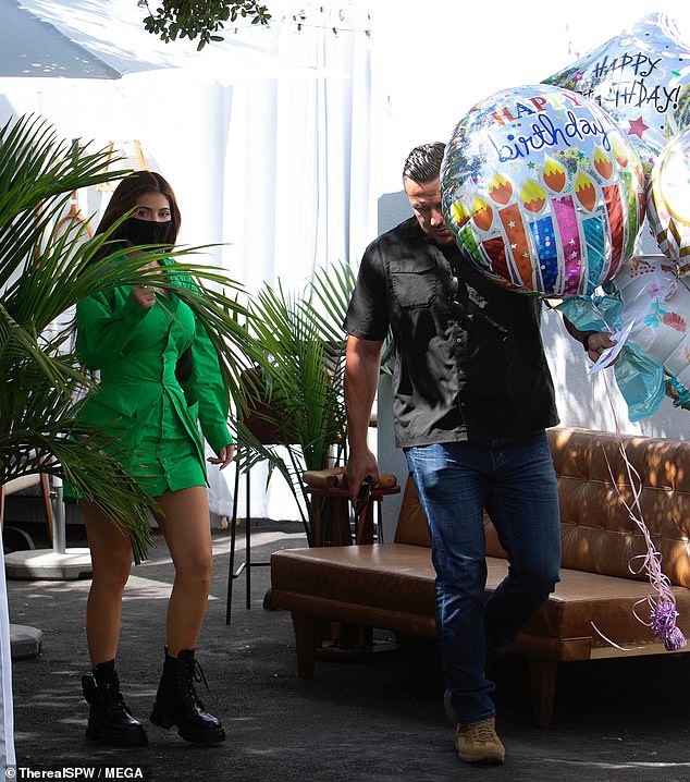 kylie jenner thu hut moi anh nhin khi di sinh nhat cung em gai hinh 4