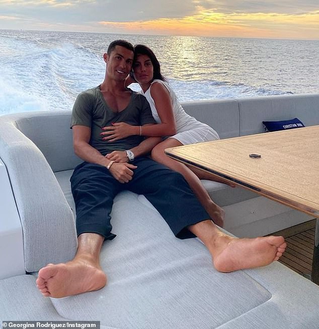 c.ronaldo va ban gai xinh dep ngot ngao "khoa moi" tren du thuyen hang sang hinh 1