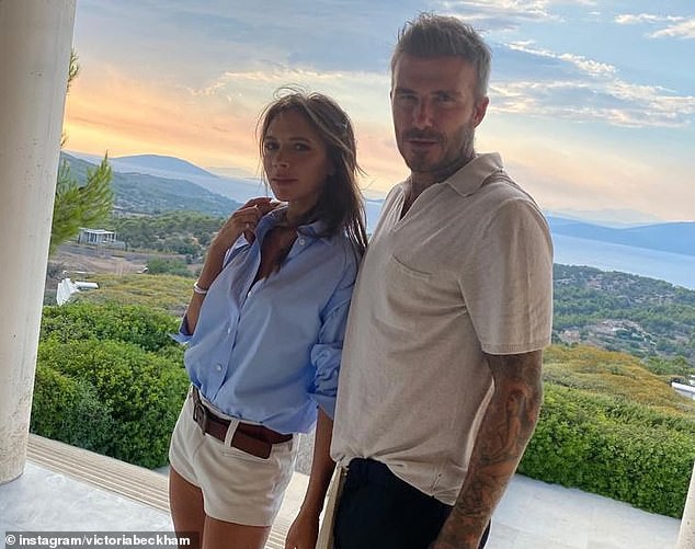 victoria beckham mac do tre trung, sanh doi tinh tu ben chong o hy lap hinh 1