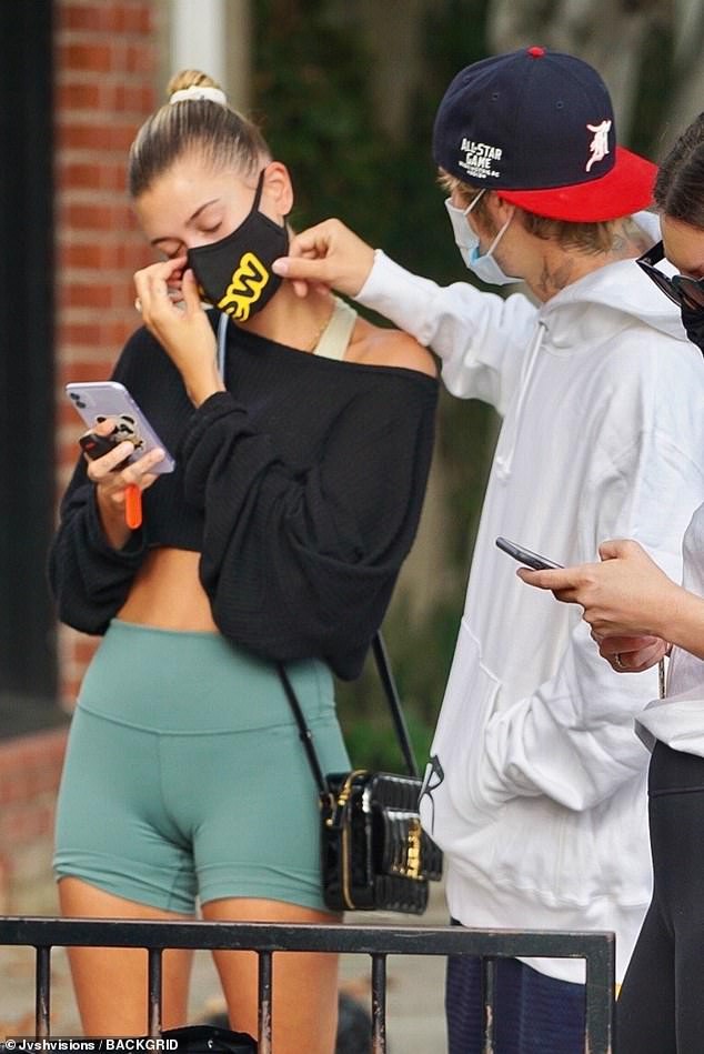 justin bieber tinh tu om vo tu phia sau ngay tren pho hinh 1