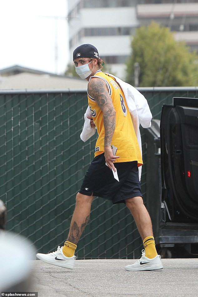 justin bieber tinh tu om vo tu phia sau ngay tren pho hinh 6