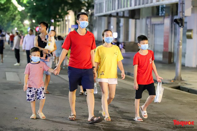 Hàng quán ế khách, phố đi bộ Hà Nội vắng người ngày cuối tuần - Ảnh 4.