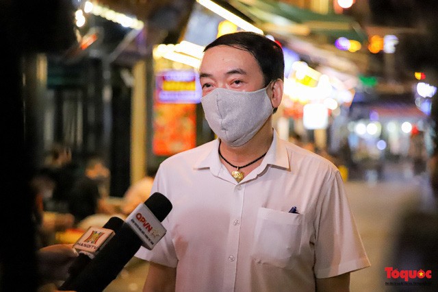Hàng quán ế khách, phố đi bộ Hà Nội vắng người ngày cuối tuần - Ảnh 13.