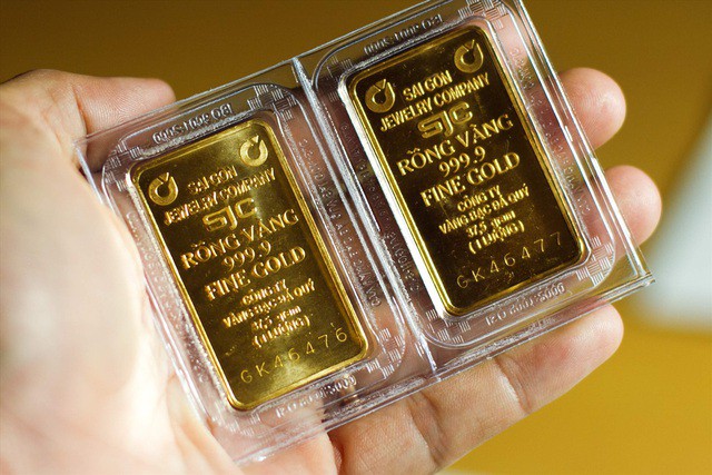 Giá vàng lên đỉnh: Cụ 80 tuổi dốc lương hưu đi mua, lộ mánh nhà vàng ăn lãi - 1