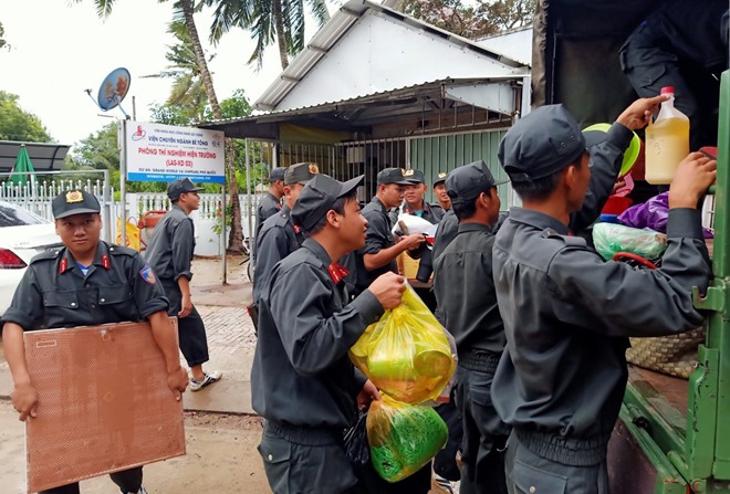 tieu doan cscd phu quoc giup nguoi dan tranh giong loc, trieu cuong hinh 3