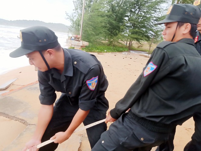 tieu doan cscd phu quoc giup nguoi dan tranh giong loc, trieu cuong hinh 6