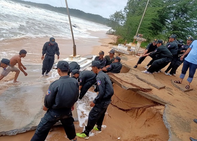 tieu doan cscd phu quoc giup nguoi dan tranh giong loc, trieu cuong hinh 4