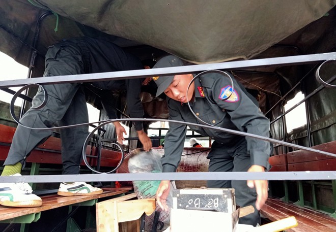 tieu doan cscd phu quoc giup nguoi dan tranh giong loc, trieu cuong hinh 1