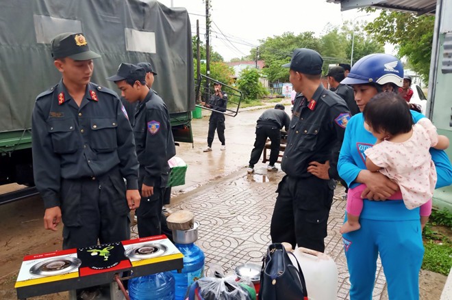 tieu doan cscd phu quoc giup nguoi dan tranh giong loc, trieu cuong hinh 2