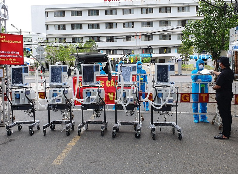 Thêm 5 máy thở hiện đại gần 3 tỉ đồng trao cho BV Đà Nẵng - ảnh 1