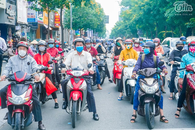 người sài gòn đồng loạt bật chế độ bảo vệ bản thân bằng cách đeo khẩu trang hình 1 Trước tình hình dịch bệnh diễn biến phức tạp, TP.HCM yêu cầu toàn bộ người dân trên địa bàn phải đeo khẩu trang khi ra khỏi nha, tiếp xúc nơi công cộng. Với những cá nhân không chấp hành, sẽ bị xử phạt từ 100.000 đến 300.000 đồng (theo điểm a khoản 1 Điều 11 Nghị định số 176/2013). Luật áp dụng từ ngày 5/8.