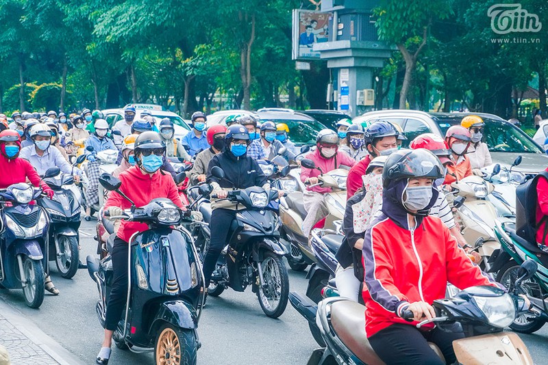 người sài gòn đồng loạt bật chế độ bảo vệ bản thân bằng cách đeo khẩu trang hình 2 Sáng 5/8, theo ghi nhận của chúng tôi, tại nhiều tuyến đường Sài Gòn, người dân chấp hành nghiêm chỉnh việc đeo khẩu trang phòng dịch. Trước đó, các chuyên gia y tế nhận địnhrằng, đây là cách đơn giản, dễ thựchiện và mang lại hiệu quả phòng dịch nhất định.