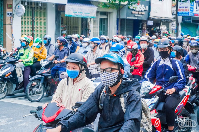 người sài gòn đồng loạt bật chế độ bảo vệ bản thân bằng cách đeo khẩu trang hình 3 Hai loại khẩu trang được sử dụng phổ biến là khẩu trang y tế và khẩu trang vải. Trong ảnh, người dân dừng đèn đỏ trên đường Võ Thị Sáu.