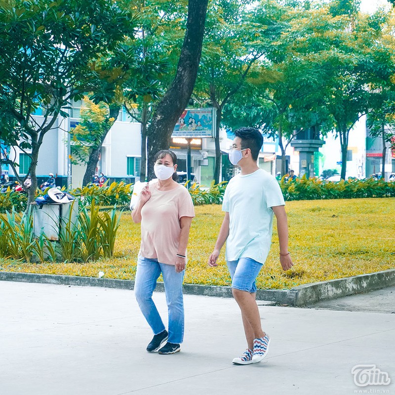 người sài gòn đồng loạt bật chế độ bảo vệ bản thân bằng cách đeo khẩu trang hình 4 Tại công viên Lê Văn Tám, từ sáng sớm đã có rất đông người dân đến tập thể dục, tất cả đều chủ động phòng dịch bằng cách đeo khẩu trang.