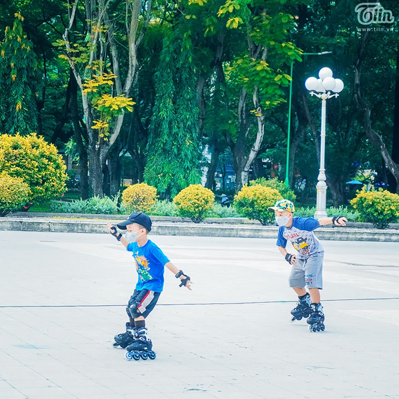 người sài gòn đồng loạt bật chế độ bảo vệ bản thân bằng cách đeo khẩu trang hình 6 Dịch bệnh bùng phát trở lạiđúng thời điểm học sinh được nghỉ hè, nhiều gia đình có ý định tổ chức cho con em mình tham quan, du lịch. Việc du lịch, du lịchđến các vùng có dịch đang được khuyến cáo hạn chế vào thời điểm này.