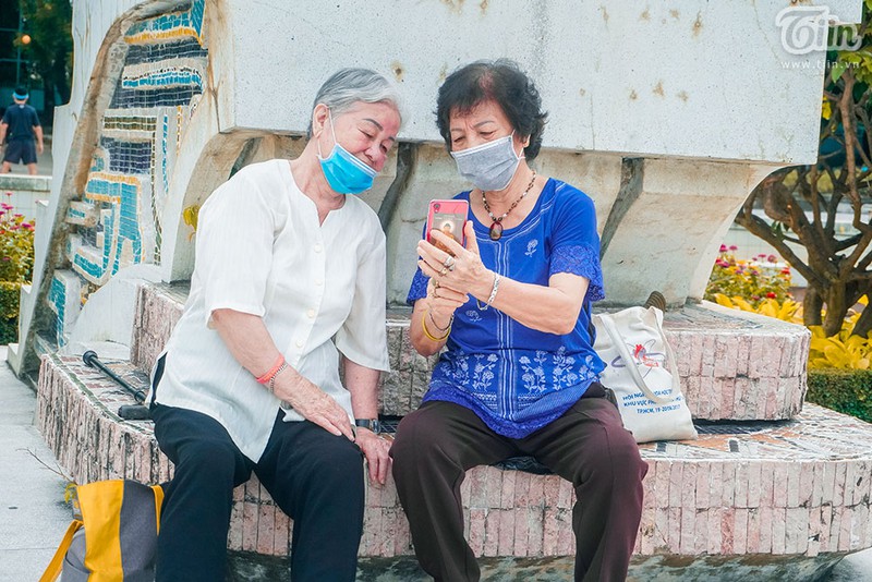 người sài gòn đồng loạt bật chế độ bảo vệ bản thân bằng cách đeo khẩu trang hình 8 Những người lớn tuổi được cảnh báo là có nguy cơ mắc Covid-19 cao hơn các nhóm đối tượng khác.