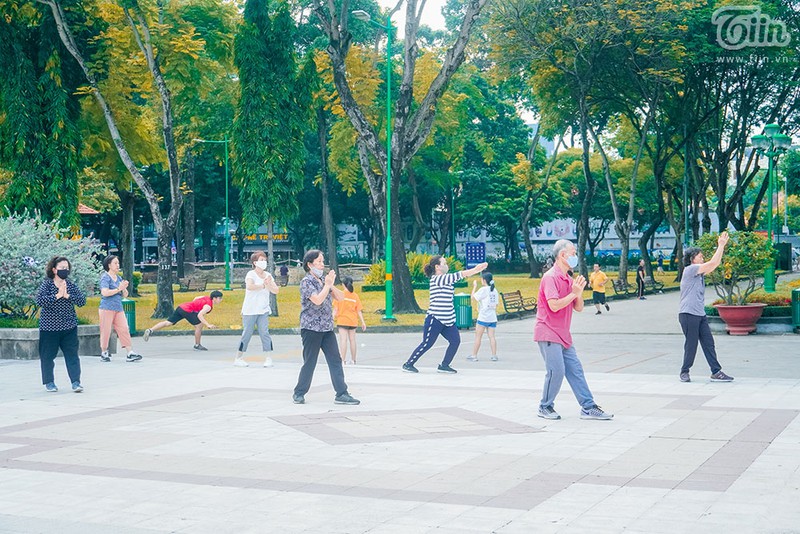 người sài gòn đồng loạt bật chế độ bảo vệ bản thân bằng cách đeo khẩu trang hình 9 Sinh hoạt của người dân Sài Gòn vẫn diễn ra bình thường, chỉ khác là trong mọi hoạt động công cộng đều có thêm khẩu trang.