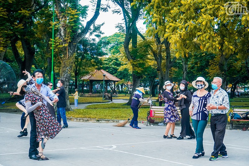 người sài gòn đồng loạt bật chế độ bảo vệ bản thân bằng cách đeo khẩu trang hình 10 Một góc công viên sáng 5/8, khi mọi người dân đều tuân thủ việc đeo khẩu trang khi có mặt ở nơi công cộng.