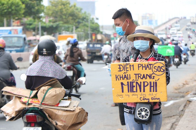 Bạn trẻ ở Cần Thơ vận động, phát 13.000 khẩu trang miễn phí cho người nghèo - Ảnh 2.