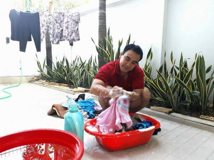  Sau khi xong việc ở ngoài, Quyền Linh vẫn giữ thói quengiặt quần áo bằng tay cho vợ con dù cuộc sống đã thoải mái hơn rất nhiều (Ảnh: FBNV). - Tin sao Viet - Tin tuc sao Viet - Scandal sao Viet - Tin tuc cua Sao - Tin cua Sao