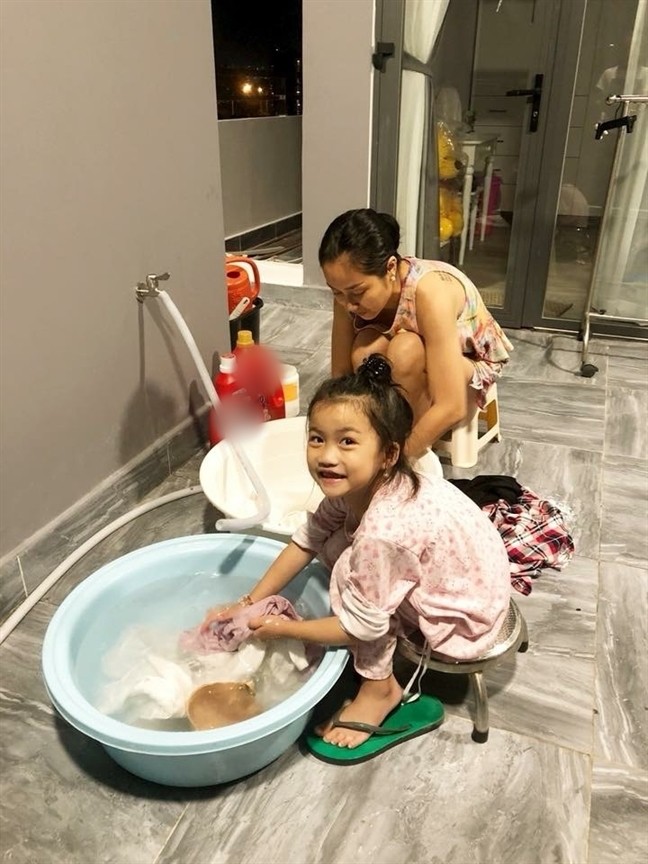  Ốc Thanh vân và con gái cùng nhau giặt đồ, nữ MC tiết lộ cô rấtthích làm Ô-sin cho các con và chồng (Ảnh: FBNV). - Tin sao Viet - Tin tuc sao Viet - Scandal sao Viet - Tin tuc cua Sao - Tin cua Sao