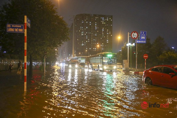 Mưa lớn nhiều giờ liên tục, người Hà Nội bì bõm về nhà trong đêm