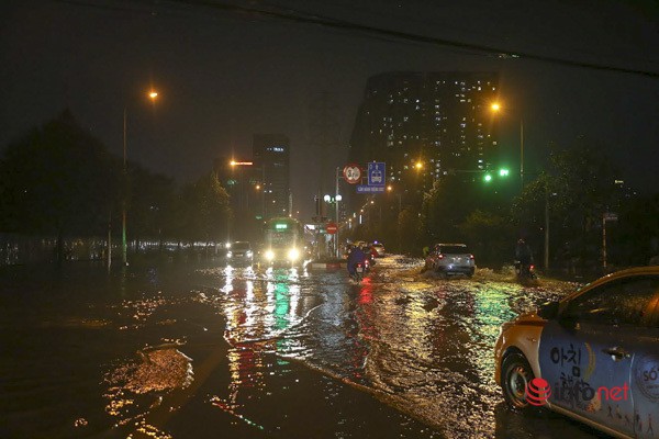 Mưa lớn nhiều giờ liên tục, người Hà Nội bì bõm về nhà trong đêm