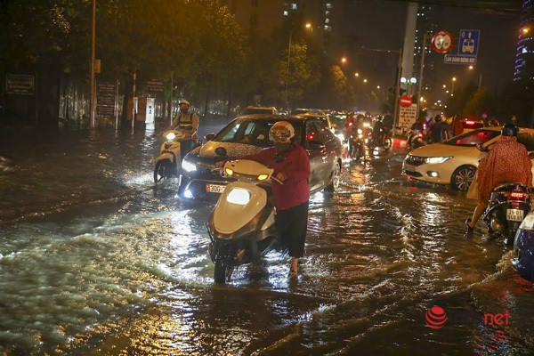 Mưa lớn nhiều giờ liên tục, người Hà Nội bì bõm về nhà trong đêm