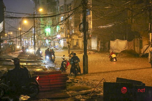 Mưa lớn nhiều giờ liên tục, người Hà Nội bì bõm về nhà trong đêm