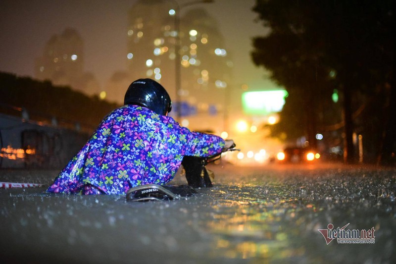 Sài Gòn mưa tầm tã, xe máy ngập lút yên, ô tô chết máy xếp hàng dài