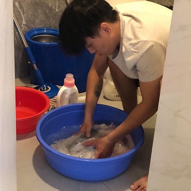  Ngọc Trai trở thành ông bố đảm đang khi ngồi giặt tãcho con. Quý ròm của "Kính vạn hoa" chia sẻ "Hồi xưa, ví dụ như lúc quen nhau, vợ Trai mà nói lớn tiếng hoặc la rầy là Trai đập đồ liền, còn bây giờ vợ Trai mà la là Trai đi giặt đồ liền… Tại vì đỡ nghe (Ảnh: FBNV). - Tin sao Viet - Tin tuc sao Viet - Scandal sao Viet - Tin tuc cua Sao - Tin cua Sao