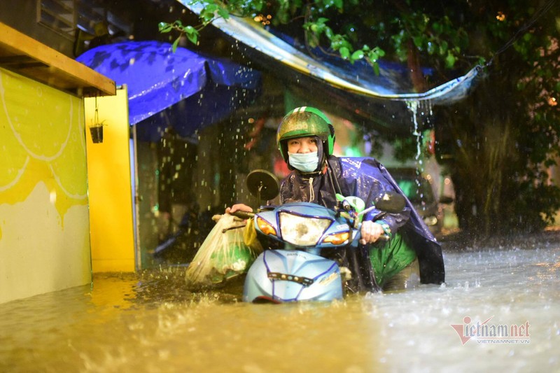 Sài Gòn mưa tầm tã, xe máy ngập lút yên, ô tô chết máy xếp hàng dài