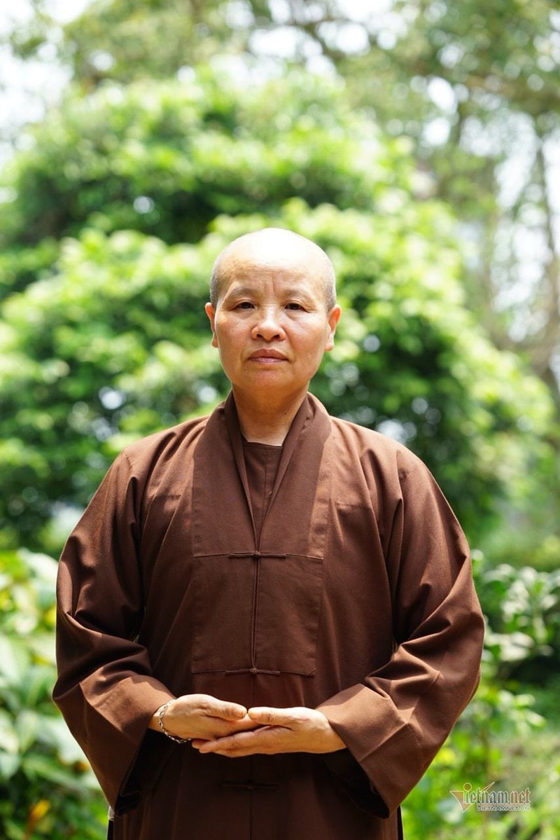 Ni sư giả điên, tìm cách đưa trẻ bụi đời về chùa cưu mang