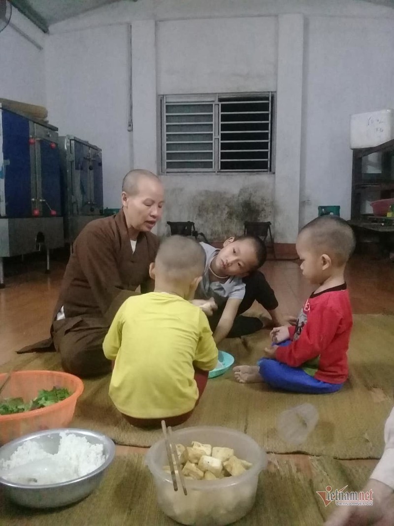 Ni sư giả điên, tìm cách đưa trẻ bụi đời về chùa cưu mang
